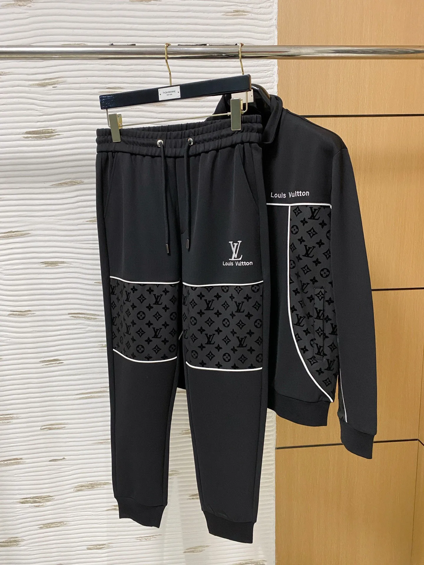 🅿️720 [LV Louis Vuitton] hot-selling suit is coming. Focus on the original version of the official website. 2025 new hot-selling cardigan and sweatshirt suit. The original order is the best. 🇭🇰The meticulous work of top designers. It has a fitting and perfect upper body effect. All-natural high-quality Tencel Roman cotton 100%, close-fitting comfort, noble and elegant! Original hardware embodies elegance and nobility! Counter size: M-3XL (maximum wear up to 190 pounds)